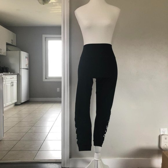 Fabletics ‘Dynamic High-Waisted Lattice 7/8’ black leggings🏃♀️ - Picture 1 of 4